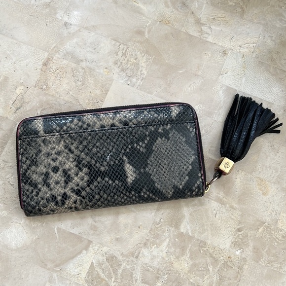 💚Stella & Dot Grey Snakeskin Zip Wallet w Tassel - Picture 4 of 8